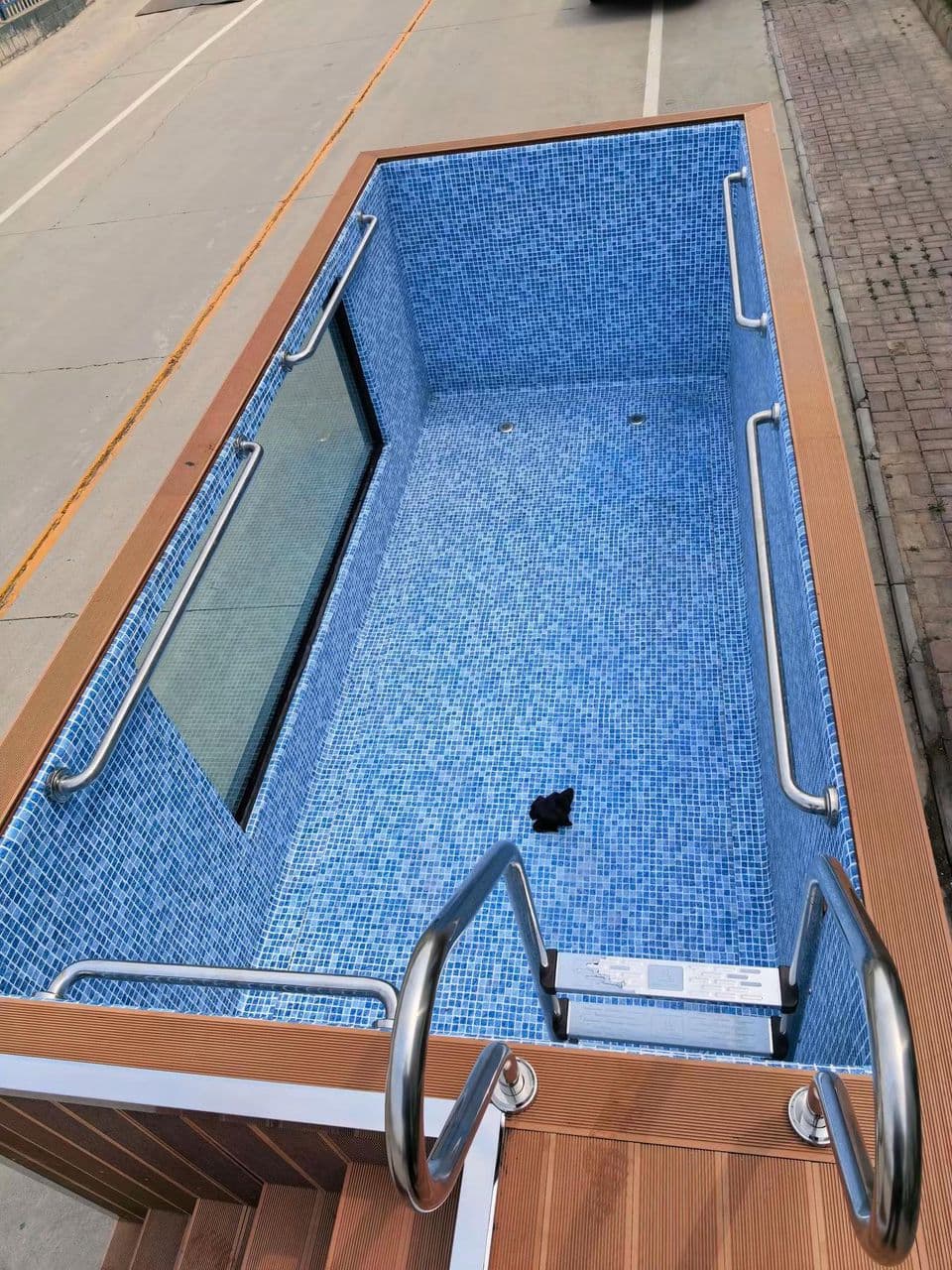 Container-Pool Royal Mosaic & Glass