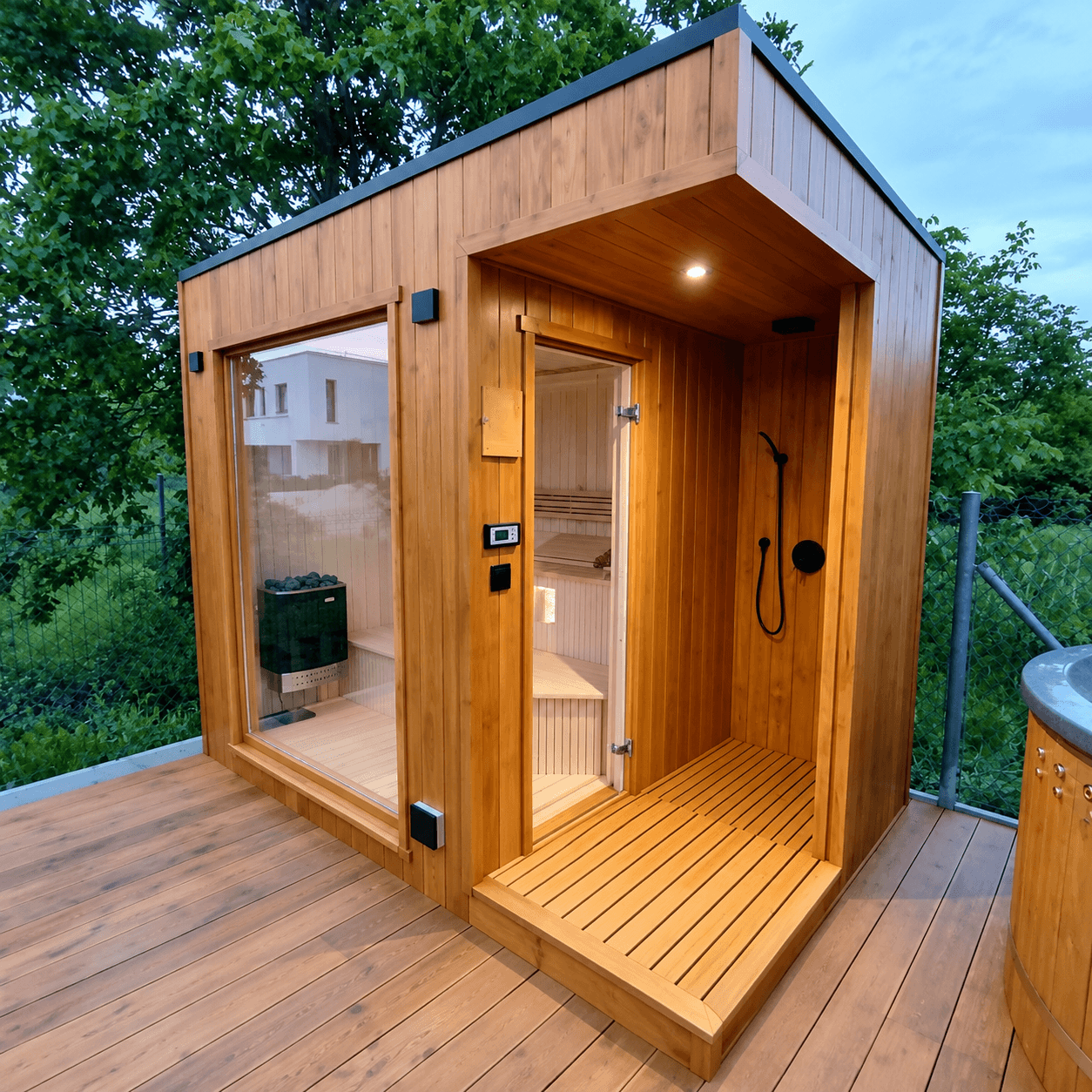 Sauna moderne en bois avec douche extérieure