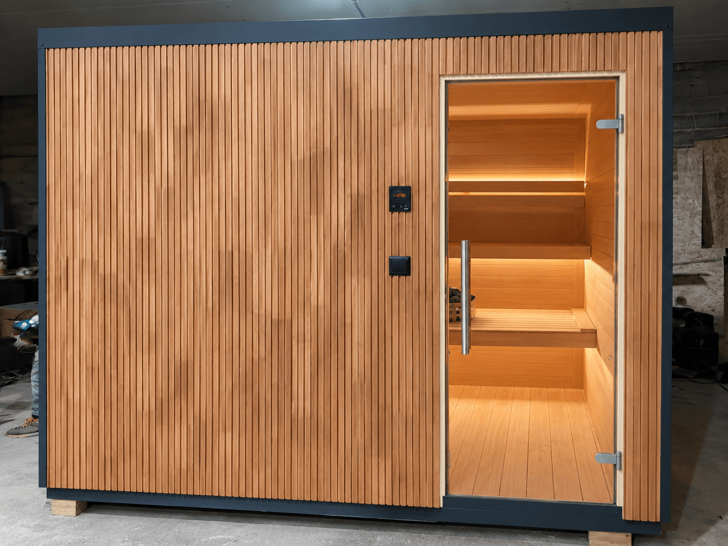 Finnische Sauna 2,20 × 2,00 m – Harvia-Ofen, heller Innenraum und modernes Design