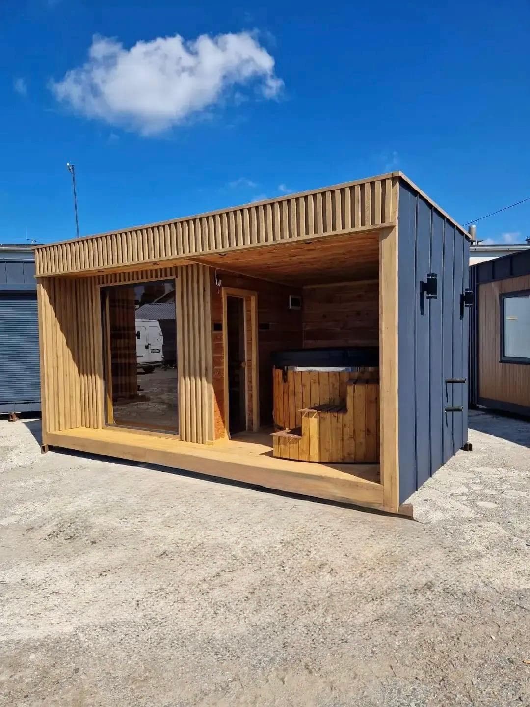 Außensauna 2,60 × 2,00 m mit Holzofen